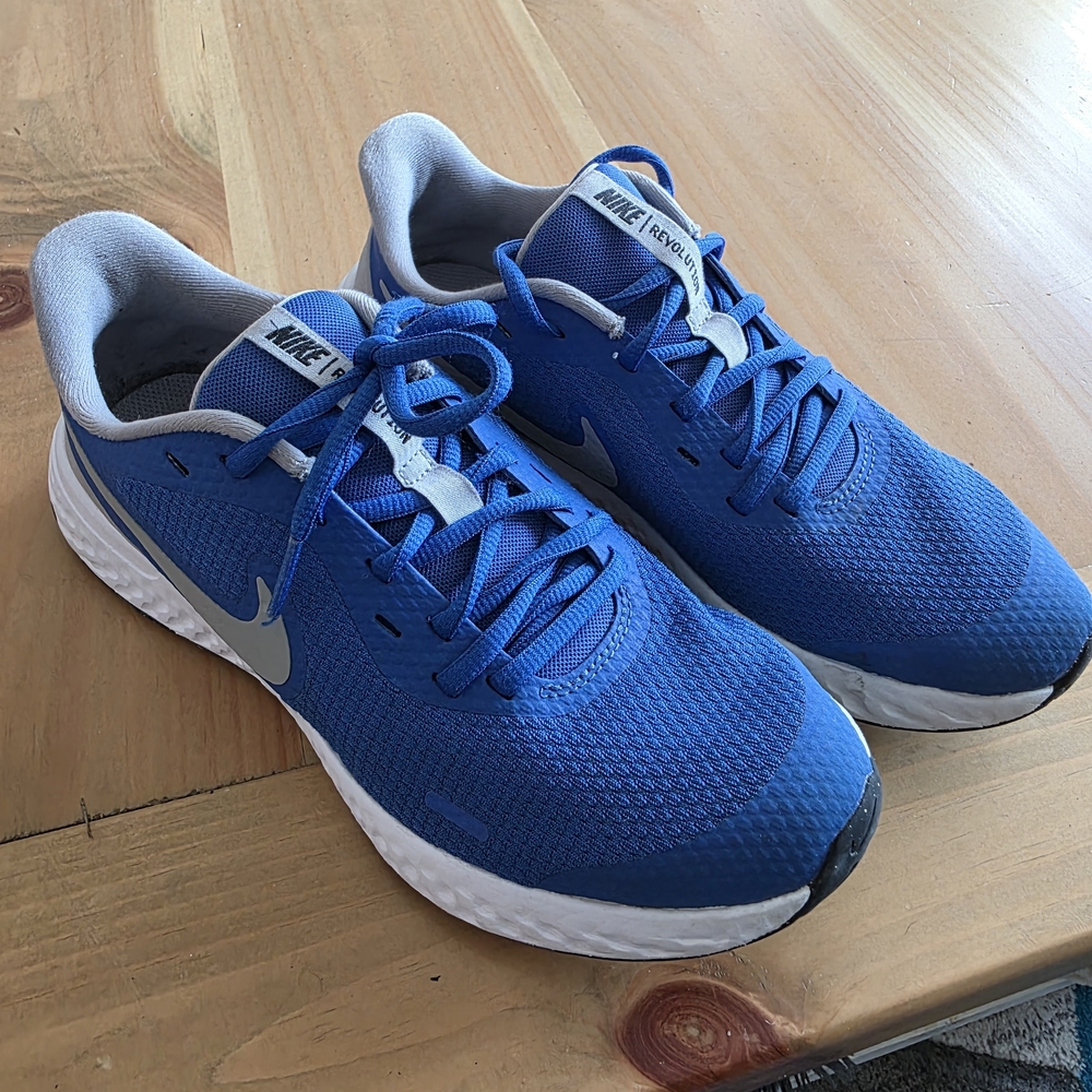 Nike Revolution Road Running Shoes Size 8.5 Women Or 7 Y
